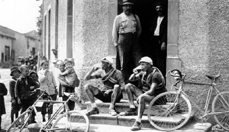 Hőskor: a kerékpárverseny résztvevői megállnak egy sörre a kocsmában